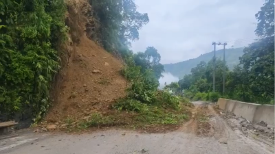  धादिङको चालिसे स्थित पृथ्वी राजमार्गमा सुख्खा पहिरो खसेर अवरुद्ध भएको सडक संचालनमा आयो 